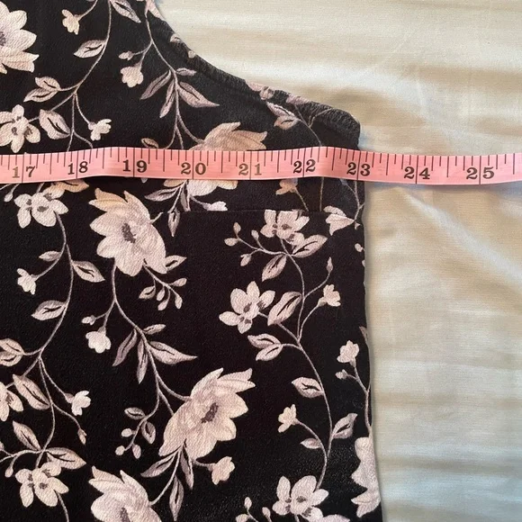 Old Navy Black linen shorts with floral top - Picture 7 of 16